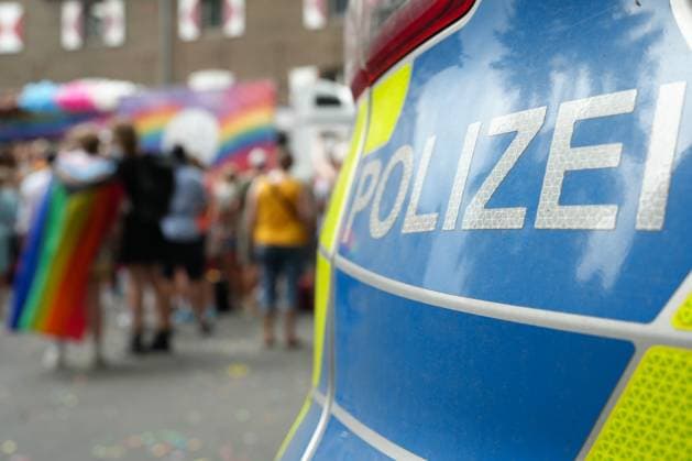 CSD Pride Parade 2023 in Koeln Polizeifahrzeug zur Absicherung des Umzug bei der CSD Pride Parade durch die Koelner Innenstadt, Koeln, 09.07.2023 Koeln Koeln Deutschland *** CSD Pride Parade 2023 in Koeln Police vehicle to secure the procession at the CSD Pride Parade through the city center of Koeln, Koeln, 09 07 2023 Koeln Koeln Germany