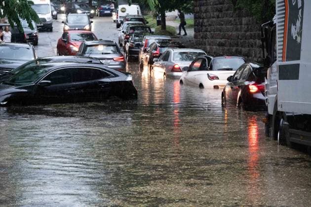 News Themen der Woche KW27 News Bilder des Tages Ein Unwetter mit Starkregen und Hagel hat zu Ueberschwemmungen gefuehrt und Autos weggeschwemmt, hier steht eine Unterfuehrung im Essener Stadtteil Altendorf unter Wasser, Essen, 09.07.2023. *** A storm with heavy rain and hail caused flooding and washed away cars, here an underpass is under water in the Altendorf district of Essen, Essen, 09 07 2023