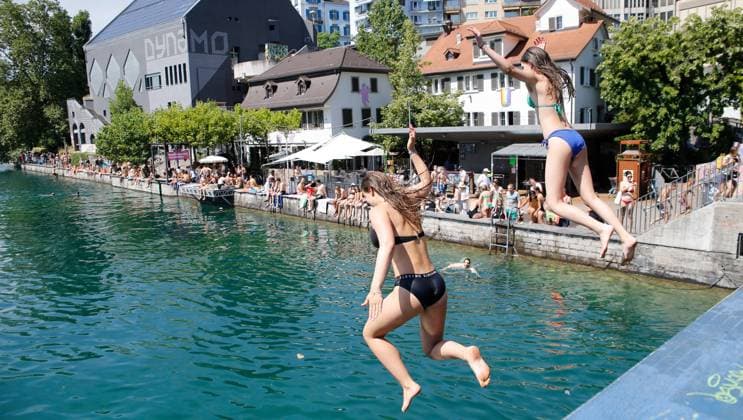 News Bilder des Tages Sprung in die Limmat 09.07. 2023 Zuerich , SCHWEIZ , Hitzetage Wetter Abkuehlung . Sprung in die Limmat *** Jump into the Limmat 09 07 2023 Zuerich , SWITZERLAND , Heat Days Weather Cooling Jump into the Limmat 