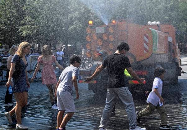News Bilder des Tages A tank truck of the Technical Road Administration Prague (TSK) sprinkles by water the Old Town Square in Prague, Czech Republic, on July 9, 2023. (CTKxPhoto MichalxKrumphanzl) CTKPhotoP2023070904107  CTKPhotoP2023070904107