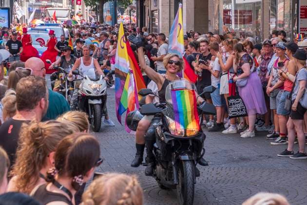 News Themen der Woche KW27 News Bilder des Tages Die Kölner Christopher Street Day Parade anlässlich der Cologne Pride stellte in diesem Jahr mit rund einer Million Besucher und über 200 teilnehmenden Gruppen einen neuen Rekord auf. *** The Cologne Christopher Street Day Parade on the occasion of Cologne Pride set a new record this year with around one million visitors and over 200 participating groups. Nordrhein-Westfalen Deutschland, Germany CSD001