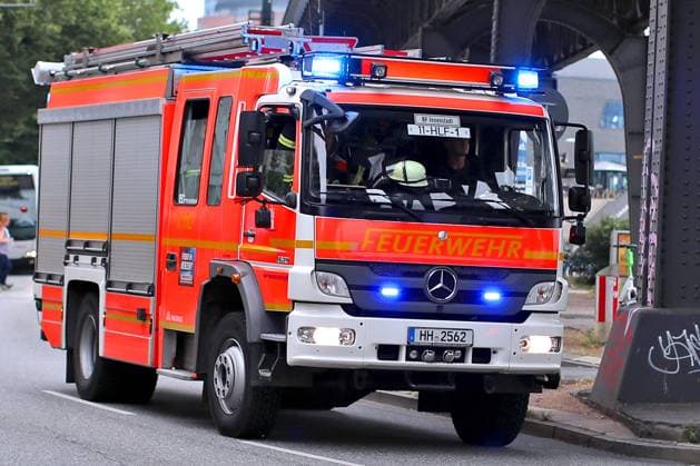 Feuerwehr und Notarzt, Symbolfotos 28.06.2023, Hamburg, Ein Einsatzfahrzeug der Feuerwehr fährt mit Blaulicht durch eine hamburger Straße zu einem Einsatz Hamburg Deutschland *** 28 06 2023, Hamburg, an emergency vehicle of the fire department drives with blue light through a hamburger street to an operation Hamburg Germany