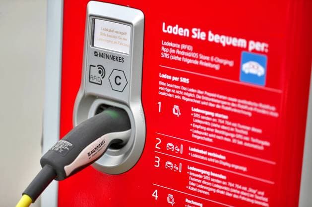 28.06.2023, Hamburg, Ladestation für E-Autos Hamburg Deutschland *** 28 06 2023, Hamburg, charging station for E cars Hamburg Germany