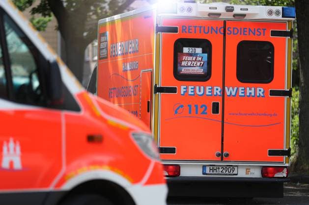 Feuerwehr und Notarzt, Symbolfotos 28.06.2023, Hamburg, Ein Krankenwagen fährt mit Blaulicht durch eine hamburger Straße zu einem Einsatz Hamburg Deutschland *** 28 06 2023, Hamburg, an ambulance drives with blue light through a hamburger street to a mission Hamburg Germany