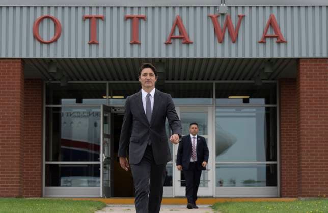 July 9, 2023, Ottawa, ON, Canada: Prime Minister Justin Trudeau boards a government plane in Ottawa, Sunday, July 9, 2023. Ottawa Canada  - ZUMAc35_ 20230709_zaf_c35_072 Copyright: xAdrianxWyldx