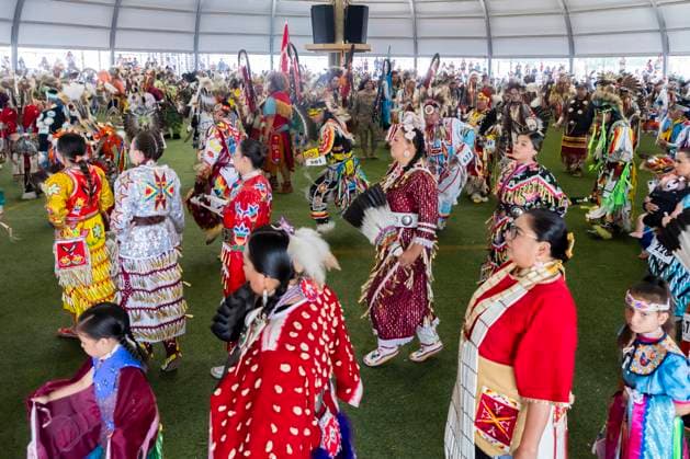 Enoch Cree Nation, Canada July 9, 2023 - Participants dance in traditional costumes called Regalia during the 29th Annual Enoch Cree Nation Pow Wow Competition on July 9, 2023 in Enoch Cree Nation, Canada. Pow Wow is the way native peoples come together to dance, sing, celebrate and honor traditions. From 1886 to 1951, the Canadian government banned the practice of Pow Wows ceremonies with the aim of assimilation. NATIVE, AUTOCHTONES D AMERIQUE, AMERINDIENS, FESTIVAL DE POW WOW, COMPETITION DE POWWOW, CULTURE CANADIENNE, CANADA, ALBERTA, EDMONTON, COSTUMES TRADITIONNELS, TRADITION, PREMIERES NATIONS, LIFESTYLES, INDIENS D AMERIQUE, EVENEMENT CULTUREL, IDENTITE, RESERVE, AMERIQUE DU NORD, PEUPLES, CELEBRATIONS, HERITAGE CULTUREL, DANSES, DA Copyright: xVincentxIsorex