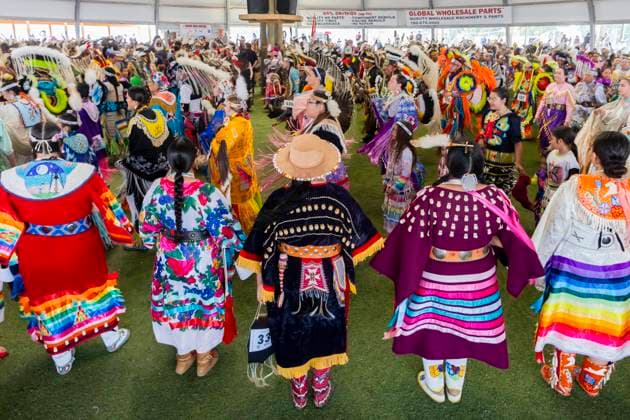 Enoch Cree Nation, Canada July 9, 2023 - Participants dance in traditional costumes called Regalia during the 29th Annual Enoch Cree Nation Pow Wow Competition on July 9, 2023 in Enoch Cree Nation, Canada. Pow Wow is the way native peoples come together to dance, sing, celebrate and honor traditions. From 1886 to 1951, the Canadian government banned the practice of Pow Wows ceremonies with the aim of assimilation. NATIVE, AUTOCHTONES D AMERIQUE, AMERINDIENS, FESTIVAL DE POW WOW, COMPETITION DE POWWOW, CULTURE CANADIENNE, CANADA, ALBERTA, EDMONTON, COSTUMES TRADITIONNELS, TRADITION, PREMIERES NATIONS, LIFESTYLES, INDIENS D AMERIQUE, EVENEMENT CULTUREL, IDENTITE, RESERVE, AMERIQUE DU NORD, PEUPLES, CELEBRATIONS, HERITAGE CULTUREL, DANSES, DA Copyright: xVincentxIsorex
