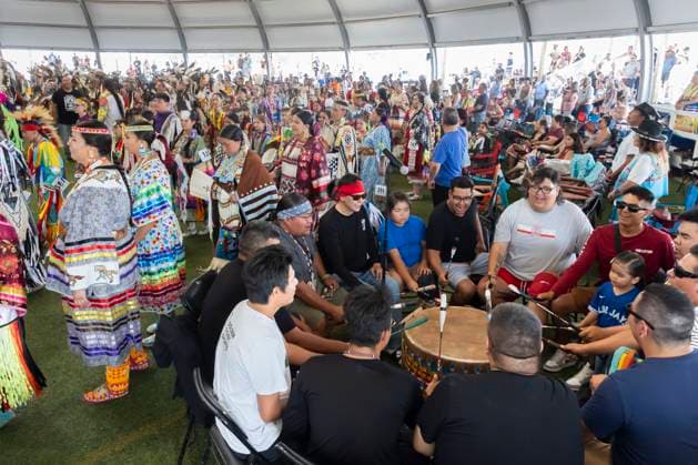 Enoch Cree Nation, Canada July 9, 2023 - Participants dance in traditional costumes called Regalia during the 29th Annual Enoch Cree Nation Pow Wow Competition on July 9, 2023 in Enoch Cree Nation, Canada. Pow Wow is the way native peoples come together to dance, sing, celebrate and honor traditions. From 1886 to 1951, the Canadian government banned the practice of Pow Wows ceremonies with the aim of assimilation. NATIVE, AUTOCHTONES D AMERIQUE, AMERINDIENS, FESTIVAL DE POW WOW, COMPETITION DE POWWOW, CULTURE CANADIENNE, CANADA, ALBERTA, EDMONTON, COSTUMES TRADITIONNELS, TRADITION, PREMIERES NATIONS, LIFESTYLES, INDIENS D AMERIQUE, EVENEMENT CULTUREL, IDENTITE, RESERVE, AMERIQUE DU NORD, PEUPLES, CELEBRATIONS, HERITAGE CULTUREL, DANSES, DA Copyright: xVincentxIsorex
