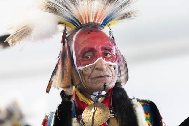 Enoch Cree Nation, Canada July 9, 2023 - Participants dance in traditional costumes called Regalia during the 29th Annual Enoch Cree Nation Pow Wow Competition on July 9, 2023 in Enoch Cree Nation, Canada. Pow Wow is the way native peoples come together to dance, sing, celebrate and honor traditions. From 1886 to 1951, the Canadian government banned the practice of Pow Wows ceremonies with the aim of assimilation. NATIVE, AUTOCHTONES D AMERIQUE, AMERINDIENS, FESTIVAL DE POW WOW, COMPETITION DE POWWOW, CULTURE CANADIENNE, CANADA, ALBERTA, EDMONTON, COSTUMES TRADITIONNELS, TRADITION, PREMIERES NATIONS, LIFESTYLES, INDIENS D AMERIQUE, EVENEMENT CULTUREL, IDENTITE, RESERVE, AMERIQUE DU NORD, PEUPLES, CELEBRATIONS, HERITAGE CULTUREL, DANSES, DA Copyright: xVincentxIsorex