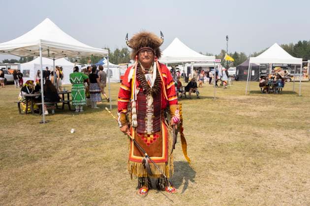 Enoch Cree Nation, Canada July 9, 2023 - Participants dance in traditional costumes called Regalia during the 29th Annual Enoch Cree Nation Pow Wow Competition on July 9, 2023 in Enoch Cree Nation, Canada. Pow Wow is the way native peoples come together to dance, sing, celebrate and honor traditions. From 1886 to 1951, the Canadian government banned the practice of Pow Wows ceremonies with the aim of assimilation. NATIVE, AUTOCHTONES D AMERIQUE, AMERINDIENS, FESTIVAL DE POW WOW, COMPETITION DE POWWOW, CULTURE CANADIENNE, CANADA, ALBERTA, EDMONTON, COSTUMES TRADITIONNELS, TRADITION, PREMIERES NATIONS, LIFESTYLES, INDIENS D AMERIQUE, EVENEMENT CULTUREL, IDENTITE, RESERVE, AMERIQUE DU NORD, PEUPLES, CELEBRATIONS, HERITAGE CULTUREL, DANSES, DA Copyright: xVincentxIsorex