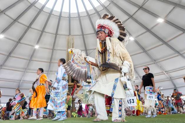 Enoch Cree Nation, Canada July 9, 2023 - Participants dance in traditional costumes called Regalia during the 29th Annual Enoch Cree Nation Pow Wow Competition on July 9, 2023 in Enoch Cree Nation, Canada. Pow Wow is the way native peoples come together to dance, sing, celebrate and honor traditions. From 1886 to 1951, the Canadian government banned the practice of Pow Wows ceremonies with the aim of assimilation. NATIVE, AUTOCHTONES D AMERIQUE, AMERINDIENS, FESTIVAL DE POW WOW, COMPETITION DE POWWOW, CULTURE CANADIENNE, CANADA, ALBERTA, EDMONTON, COSTUMES TRADITIONNELS, TRADITION, PREMIERES NATIONS, LIFESTYLES, INDIENS D AMERIQUE, EVENEMENT CULTUREL, IDENTITE, RESERVE, AMERIQUE DU NORD, PEUPLES, CELEBRATIONS, HERITAGE CULTUREL, DANSES, DA Copyright: xVincentxIsorex