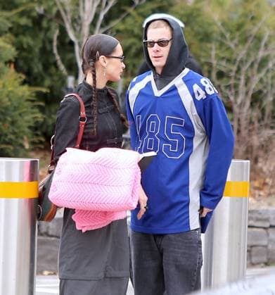 Bella Hadid And Boyfriend Share A Tender Moment - NYC Model Bella Hadid with her boyfriend Marc Kalman spending sunday together, they were seen relaxing on the Hudson River Park then kissing and laughing before to cross the West Side Highway in Tribeca, New York City, NY, USA on March 20, 2022. Photo by Dylan Travis ABACAPRESS.COM New York City NY United States  Copyright: xDylanxTravis ABACAx 803132_025 DylanxTravis ABACAx 803132_025