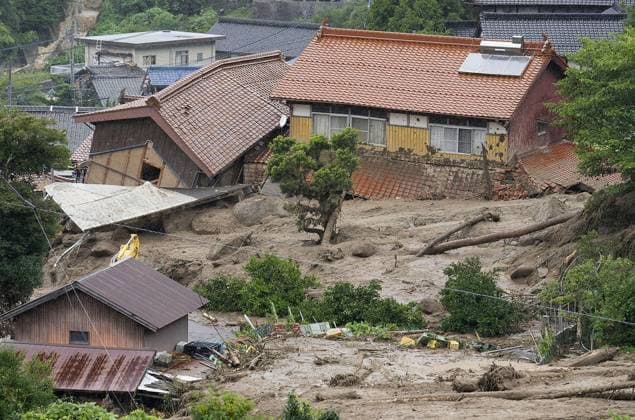 Bilder des Jahres 2023, News 07 Juli News Themen der Woche KW28 Heavy rain in Saga Photo taken on July 10, 2023, shows houses hit by a mudslide in Karatsu, Saga Prefecture, southwestern Japan, following heavy rain.  A14AA0001668158P 