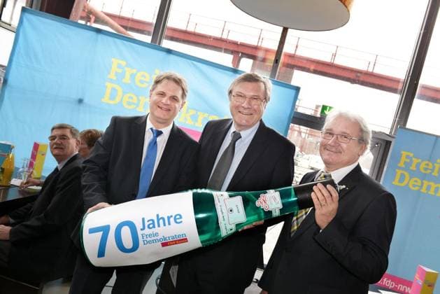 Feier 70Jahre FDP *** NUR FÜR REDAKTIONELLE ZWECKE *** EDITORIAL USE ONLY ***<p>Zur Feier der Gründung des Kreisverband Essen der FDP vor 70 Jahren treffen sich Parteimitglieder und Gäste am Sonntag, 20.03.2016 im Bistro Butterzeit auf Zollverein. Auf dem Foto halten, von links, Ralf Witzel (Kreisvorsitzender und MdL), Ehrengast Wolfgang Gerhardt (ehemaliger FDP-Bundesvorsitzender) und Hans-Peter Schöneweiß (stellv. Kreisvorsitzender) eine aufblasbare überdimensionale Flasche mit einem Signet für 70 Jahre FDP. Deutschland NRW Essen Copyright: UlrichxvonxBorn *** Celebration 70years FDP *** ONLY FOR EDITORIAL PURPOSE *** EDITORIAL USE ONLY *** P to Celebration the Foundation of District Association Food the FDP before 70 Years Meeti Copyright: UlrichxvonxBorn docnrwhugopicture94863371 EDITORIAL USE ONLY