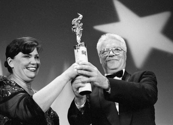 GUSHCHINA ZHARIKOV 85990 15.11.1997 Valeria Gushchina (left), director-general of the 8th international cinema actor festival Constellation-97 , and Yevgeny Zharikov (right), president of the Russian Cinema Actor Guild, handling the festival s main prize Golden Phoenix , Galina Kmit Sputnik Moscow Russia  Copyright: xGalinaxKmitx