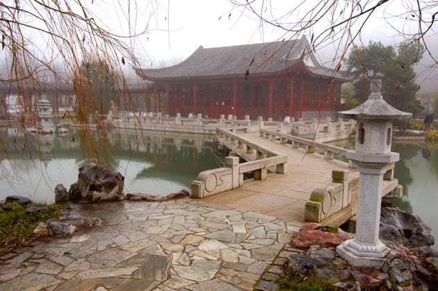 China-Themengarten im Morgennebel, Gärten der Welt, Erholungspark Marzahn, Berlin, Deutschland, Europa *** China Theme Garden at Morning fog, Gardens the World, Recreation Park Marzahn, Berlin, Germany, Europe Copyright: imageBROKER I.xSchulz iblsci05393294.jpg