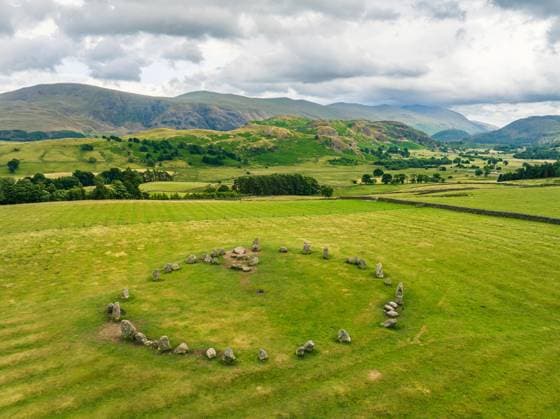Castlerigg Stone Circle aus einer Drohne, Keswick, Lake District National Park, NordwestEngland, Großbritannien, Europa *** Castlerigg Stone Circle from a Drone, Keswick, Lake District National Park, NorthwestEngland, Great Britain, Europe Copyright: imageBROKER MaciejxOlszewski ibxmao09400294.jpg