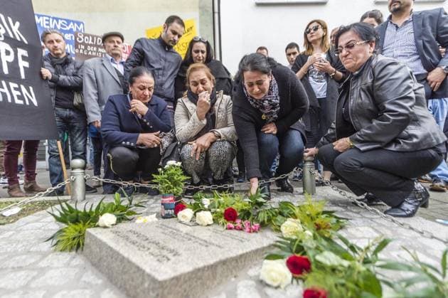 NSU Mord in Dortmund. Am 4 April vor 10 Jahren wurde der Kiosk Besitzer Mehmet Kubasik ermordet. *** NUR FÜR REDAKTIONELLE ZWECKE *** EDITORIAL USE ONLY ***<p>04.04.2016 Dortmund. Familienmitglieder legen Blumen auf den Gedenkstein vor dem ehemaligen Kiosk. NSU Mord in Dortmund. Am 4 April vor 10 Jahren wurde der Kiosk Besitzer Mehmet Kubasik ermordet. Deutschland NRW Dortmund Copyright: RalfxRottmann *** NSU Murder in Dortmund on 4 April before 10 Years was the Kiosk Owner Mehmet Kubasik murdered *** ONLY FOR EDITORIAL PURPOSE *** EDITORIAL USE ONLY *** P 04 04 2016 Dortmund Family members lay Flowers at the Memorial stone before the former Kiosk NSU Murder in Dortmund on 4 April before 10 Years was the Kiosk Owner Mehmet Kubasik murder Copyright: RalfxRottmann docnrwhugopicture96663948 EDITORIAL USE ONLY