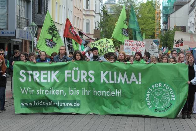 Fridays for Future Demonstration in Essen. 03.05.2019, EU, DEU, Deutschland. Nordrhein-Westfalen, Essen: Fridays for Future Demonstration zur RWE Hauptversammlung in der Grugahalle. Von der Grugahalle ging ein Demonstrationszug zur RWE Zentrale. EU, DEU, Germany. North Rhine-Westphalia, Essen: Fridays for Future Demonstration at the RWE Annual General Meeting in the Grugahalle. A demonstration went from the Grugahalle to the RWE headquarters.