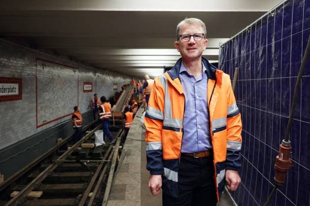 Bilder des Jahres 2023, News 07 Juli News Themen der Woche KW28 News Bilder des Tages 10.07.2023, Berlin - Deutschland. Am U-Bahnhof Alexanderplatz wird am wegen einer Havarie gesperrten Gleis der U2 mächtig gebaut, das freut BVG-Betriebsvorstand Rolf Erfurt. *** 10 07 2023, Berlin Germany At the U station Alexanderplatz, the track of the U2 is closed due to an accident, powerful construction, the BVG board of directors Rolf Erfurt pleased