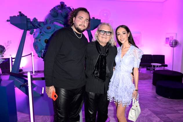 Entertainment Themen der Woche KW28 Entertainment Bilder des Tages Thomas Sabo mit Sohn Santiago Sabo und Ehefrau Rita Sabo bei der Thomas Sabo Kollektion As We Dream auf der Berlin Fashion Week Spring Summer 2024 im Zeiss-Großplanetarium. Berlin, 10.07.2023 *** Thomas Sabo with son Santiago Sabo and wife Rita Sabo at the Thomas Sabo collection As We Dream at the Berlin Fashion Week Spring Summer 2024 at the Zeiss Großplanetarium Berlin, 10 07 2023 Foto:xF.xKernx xFuturexImage