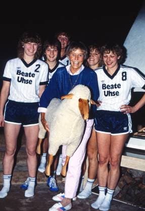 Beate Uhse, ehemalige Kunstflugpilotin und deutsche Unternehmerin, mit gesponsorter Damenmannschaft, Deutschland um 1989. Copyright: HartwigxValdmanis Nur redaktionelle Nutzung. Editorial usage only. VAL_720001609