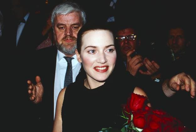 Goldene Kamera, Preisverleihung in Berlin, 2001, Kate Winslet, britische Schauspielerin, erhielt die Goldene Kamera für ihre Rolle im Film: Titanic, hier umringt von Fotografen bei der Preisverleihung. Copyright: HartwigxValdmanis Nur redaktionelle Nutzung. Editorial usage only. VAL_720100585