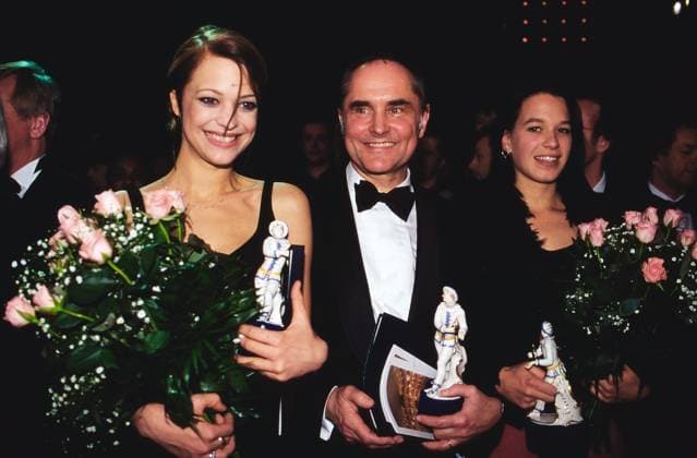 Bayerischer Filmpreis 1995 in München, ausgezeichnet wurden Heike Makatsch und Franka Potente als Nachwuchsdarstellerinnen und Michael Verhoeven als Produzent, hier die Preisträger mit der Porzellanfigur Pierrot. Copyright: HartwigxValdmanis Nur redaktionelle Nutzung. Editorial usage only. VAL_720100819