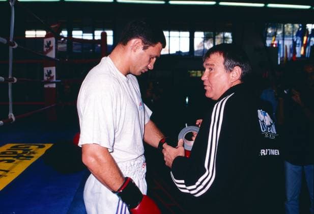 Vitali Klitschko, ukrainischer Profiboxer, mit seinem Boxtrainer Fritz Sdunek, Cheftrainer beim deutschen Boxstall Universum Box Promotion in Hamburg, Bild circa 1996. Copyright: HartwigxValdmanis Nur redaktionelle Nutzung. Editorial usage only. VAL_720101024