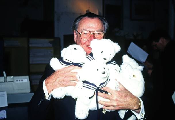 Peter Tamm, deutscher Journalist, Manager und Verleger, vollgepackt mit Plüscheisbären, Deutschland um 1997. Copyright: HartwigxValdmanis Nur redaktionelle Nutzung. Editorial usage only. VAL_7205000181