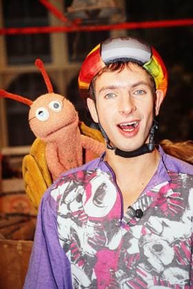 RECORD DATE NOT STATED Ingolf Lück, deutscher Moderator und Komiker, mit Schnecke Finchen aus der Sesamstraße in Hamburg, Deutschland um 2001. Copyright: HartwigxValdmanis Nur redaktionelle Nutzung. Editorial usage only. VAL_7205000395
