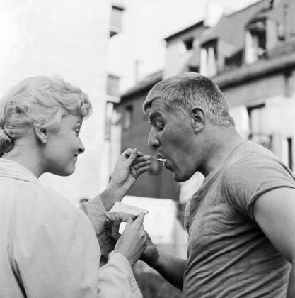 Nachts wenn der Teufel kam Nachts wenn der Teufel kam, Spielfilm, Deutschland 1957, Regie: Robert Siodmak, Darsteller Mario Adorf wird in einer Drehpause von Annemarie Düringer gefüttert, Bayern Copyright: Kindermann Nur redaktionelle Nutzung. Editorial usage only. KIN_7401002657 EDITORIAL USE ONLY