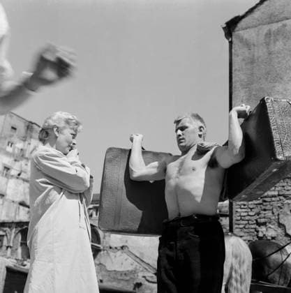 Nachts wenn der Teufel kam Nachts wenn der Teufel kam, Spielfilm, Deutschland 1957, Regie: Robert Siodmak, Darsteller: Annemarie Düringer, den starken Mario Adorf bestaunend, Bayern Copyright: Kindermann Nur redaktionelle Nutzung. Editorial usage only. KIN_7401002675 EDITORIAL USE ONLY