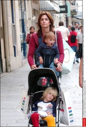 37722 08 Leffondre-Gorassini ABACA. 37722-8. Paris-France, 03 09 2002. American top model Cindy Crawford with her boy, Presley Walker Gerber (in the pushchair) and her daughter Kaya Jordan Gerber during a shopping session in Paris.  Copyright: xGorassini-Leffondre ABACAx 37722_08 Gorassini-Leffondre ABACAx 37722_08
