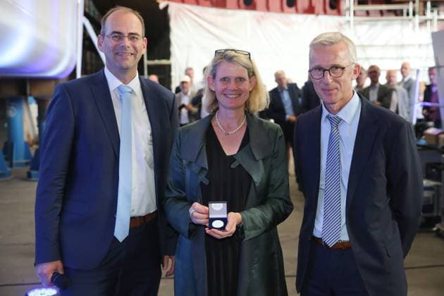 News Themen der Woche KW28 News Bilder des Tages Vor-Ort-Pressetermin am Dienstag (11.07.2023) in der Hanse- und Universitätsstadt Rostock Ortsteil Warnemünde auf der örtlichen Neptunwerft zur Kiellegung für das Forschungsschiff Meteor IV mit der Staatssekretärin im Bundesministerium für Bildung und Forschung Judith Pirscher. Die Werft wurde 1850 gegründet. Sie gehört seit 1997 zur Meyer Neptun Gruppe. Die baut an der Warnow insbesondere Flusskreuzfahrtschiffe und Spezialschiffe. Nun wurde mit der Montage der Meteor ein weiterer Schiffsneubau gestartet. Dieser wird künftig eine Länge von etwa 125 Meter und eine Vermessung von ca.10.000 BRZ haben und soll 2026 abgeliefert werden. Hier im Bild Thomas Weigend Geschäftsführer der Neptunwerft, (li.), Judith Pirscher und Harald Fassmer Geschä