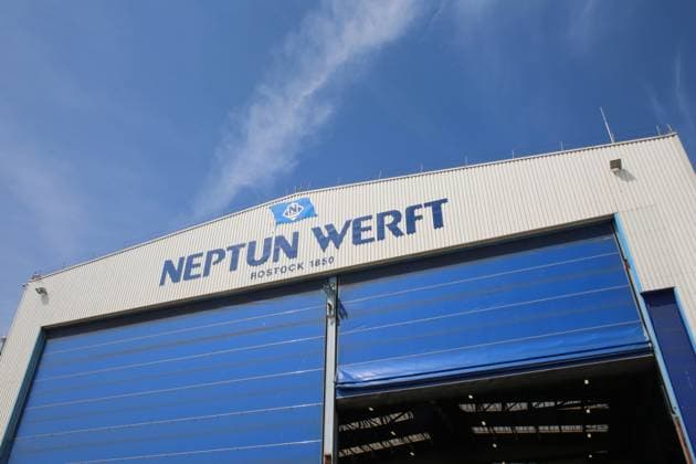 Vor-Ort-Pressetermin am Dienstag (11.07.2023) in der Hanse- und Universitätsstadt Rostock Ortsteil Warnemünde auf der örtlichen Neptunwerft zur Kiellegung für das Forschungsschiff Meteor IV mit der Staatssekretärin im Bundesministerium für Bildung und Forschung Judith Pirscher. Die Werft wurde 1850 gegründet. Sie gehört seit 1997 zur Meyer Neptun Gruppe. Die baut an der Warnow insbesondere Flusskreuzfahrtschiffe und Spezialschiffe. Nun wurde mit der Montage der Meteor ein weiterer Schiffsneubau gestartet. Dieser wird künftig eine Länge von etwa 125 Meter und eine Vermessung von ca.10.000 BRZ haben und soll 2026 abgeliefert werden. Hier im Bild die Schiffbauhalle von außen
