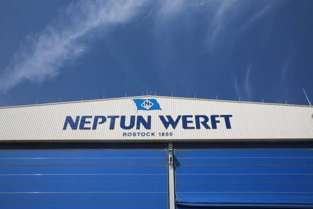 Vor-Ort-Pressetermin am Dienstag (11.07.2023) in der Hanse- und Universitätsstadt Rostock Ortsteil Warnemünde auf der örtlichen Neptunwerft zur Kiellegung für das Forschungsschiff Meteor IV mit der Staatssekretärin im Bundesministerium für Bildung und Forschung Judith Pirscher. Die Werft wurde 1850 gegründet. Sie gehört seit 1997 zur Meyer Neptun Gruppe. Die baut an der Warnow insbesondere Flusskreuzfahrtschiffe und Spezialschiffe. Nun wurde mit der Montage der Meteor ein weiterer Schiffsneubau gestartet. Dieser wird künftig eine Länge von etwa 125 Meter und eine Vermessung von ca.10.000 BRZ haben und soll 2026 abgeliefert werden. Hier im Bild die Schiffbauhalle von außen