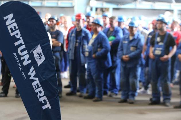 Vor-Ort-Pressetermin am Dienstag (11.07.2023) in der Hanse- und Universitätsstadt Rostock Ortsteil Warnemünde auf der örtlichen Neptunwerft zur Kiellegung für das Forschungsschiff Meteor IV mit der Staatssekretärin im Bundesministerium für Bildung und Forschung Judith Pirscher. Die Werft wurde 1850 gegründet. Sie gehört seit 1997 zur Meyer Neptun Gruppe. Die baut an der Warnow insbesondere Flusskreuzfahrtschiffe und Spezialschiffe. Nun wurde mit der Montage der Meteor ein weiterer Schiffsneubau gestartet. Dieser wird künftig eine Länge von etwa 125 Meter und eine Vermessung von ca.10.000 BRZ haben und soll 2026 abgeliefert werden. Im Bild die Werftarbeiter