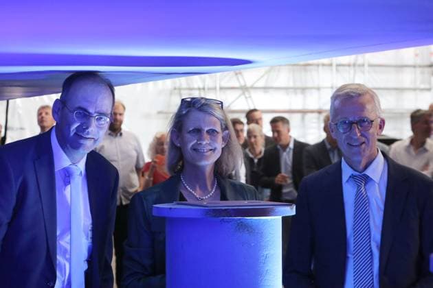 Vor-Ort-Pressetermin am Dienstag (11.07.2023) in der Hanse- und Universitätsstadt Rostock Ortsteil Warnemünde auf der örtlichen Neptunwerft zur Kiellegung für das Forschungsschiff Meteor IV mit der Staatssekretärin im Bundesministerium für Bildung und Forschung Judith Pirscher. Die Werft wurde 1850 gegründet. Sie gehört seit 1997 zur Meyer Neptun Gruppe. Die baut an der Warnow insbesondere Flusskreuzfahrtschiffe und Spezialschiffe. Nun wurde mit der Montage der Meteor ein weiterer Schiffsneubau gestartet. Dieser wird künftig eine Länge von etwa 125 Meter und eine Vermessung von ca.10.000 BRZ haben und soll 2026 abgeliefert werden. Hier im Bild Thomas Weigend Geschäftsführer der Neptunwerft, (li.), Judith Pirscher und Harald Fassmer Geschä
