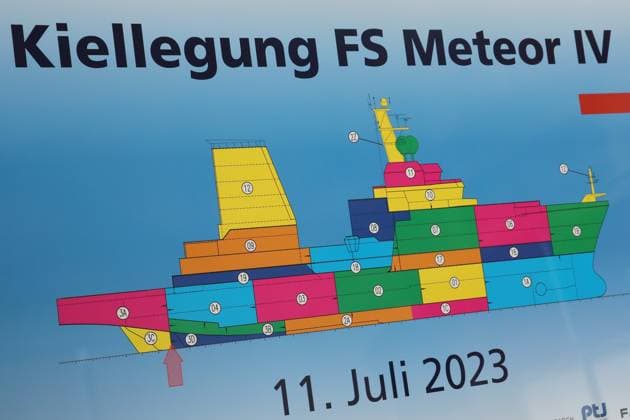 Vor-Ort-Pressetermin am Dienstag (11.07.2023) in der Hanse- und Universitätsstadt Rostock Ortsteil Warnemünde auf der örtlichen Neptunwerft zur Kiellegung für das Forschungsschiff Meteor IV mit der Staatssekretärin im Bundesministerium für Bildung und Forschung Judith Pirscher. Die Werft wurde 1850 gegründet. Sie gehört seit 1997 zur Meyer Neptun Gruppe. Die baut an der Warnow insbesondere Flusskreuzfahrtschiffe und Spezialschiffe. Nun wurde mit der Montage der Meteor ein weiterer Schiffsneubau gestartet. Dieser wird künftig eine Länge von etwa 125 Meter und eine Vermessung von ca.10.000 BRZ haben und soll 2026 abgeliefert werden.
