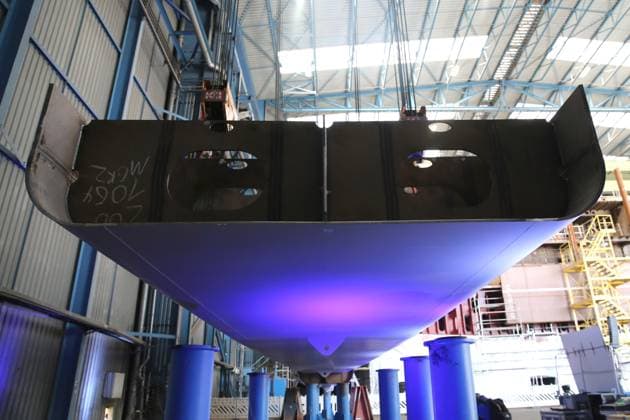 Vor-Ort-Pressetermin am Dienstag (11.07.2023) in der Hanse- und Universitätsstadt Rostock Ortsteil Warnemünde auf der örtlichen Neptunwerft zur Kiellegung für das Forschungsschiff Meteor IV mit der Staatssekretärin im Bundesministerium für Bildung und Forschung Judith Pirscher. Die Werft wurde 1850 gegründet. Sie gehört seit 1997 zur Meyer Neptun Gruppe. Die baut an der Warnow insbesondere Flusskreuzfahrtschiffe und Spezialschiffe. Nun wurde mit der Montage der Meteor ein weiterer Schiffsneubau gestartet. Dieser wird künftig eine Länge von etwa 125 Meter und eine Vermessung von ca.10.000 BRZ haben und soll 2026 abgeliefert werden. Im Bild die Kielsektion