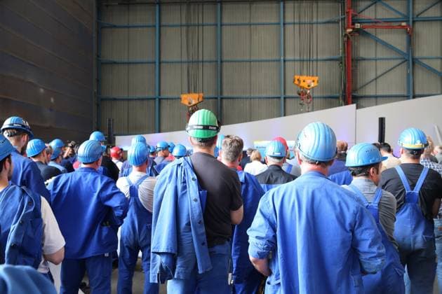 Vor-Ort-Pressetermin am Dienstag (11.07.2023) in der Hanse- und Universitätsstadt Rostock Ortsteil Warnemünde auf der örtlichen Neptunwerft zur Kiellegung für das Forschungsschiff Meteor IV mit der Staatssekretärin im Bundesministerium für Bildung und Forschung Judith Pirscher. Die Werft wurde 1850 gegründet. Sie gehört seit 1997 zur Meyer Neptun Gruppe. Die baut an der Warnow insbesondere Flusskreuzfahrtschiffe und Spezialschiffe. Nun wurde mit der Montage der Meteor ein weiterer Schiffsneubau gestartet. Dieser wird künftig eine Länge von etwa 125 Meter und eine Vermessung von ca.10.000 BRZ haben und soll 2026 abgeliefert werden. Im Bild die Werftarbeiter