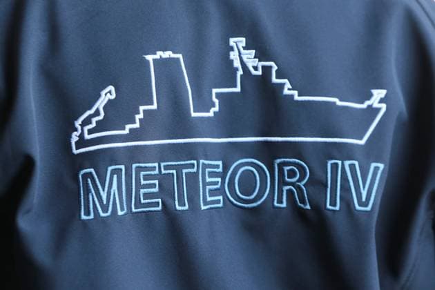 Vor-Ort-Pressetermin am Dienstag (11.07.2023) in der Hanse- und Universitätsstadt Rostock Ortsteil Warnemünde auf der örtlichen Neptunwerft zur Kiellegung für das Forschungsschiff Meteor IV mit der Staatssekretärin im Bundesministerium für Bildung und Forschung Judith Pirscher. Die Werft wurde 1850 gegründet. Sie gehört seit 1997 zur Meyer Neptun Gruppe. Die baut an der Warnow insbesondere Flusskreuzfahrtschiffe und Spezialschiffe. Nun wurde mit der Montage der Meteor ein weiterer Schiffsneubau gestartet. Dieser wird künftig eine Länge von etwa 125 Meter und eine Vermessung von ca.10.000 BRZ haben und soll 2026 abgeliefert werden. Hier im Bild die Kontur des künftigen Schiffes auf einer Jacke