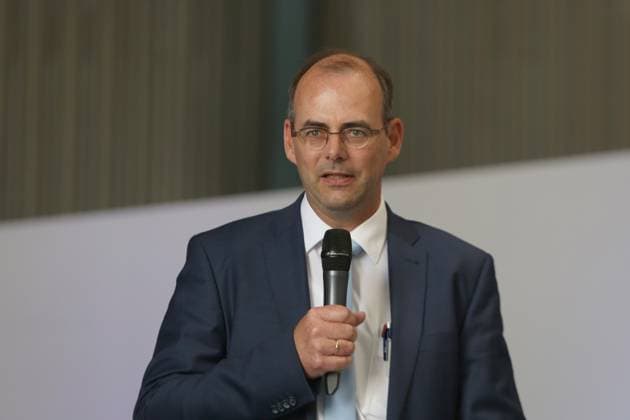 Vor-Ort-Pressetermin am Dienstag (11.07.2023) in der Hanse- und Universitätsstadt Rostock Ortsteil Warnemünde auf der örtlichen Neptunwerft zur Kiellegung für das Forschungsschiff Meteor IV mit der Staatssekretärin im Bundesministerium für Bildung und Forschung Judith Pirscher. Die Werft wurde 1850 gegründet. Sie gehört seit 1997 zur Meyer Neptun Gruppe. Die baut an der Warnow insbesondere Flusskreuzfahrtschiffe und Spezialschiffe. Nun wurde mit der Montage der Meteor ein weiterer Schiffsneubau gestartet. Dieser wird künftig eine Länge von etwa 125 Meter und eine Vermessung von ca.10.000 BRZ haben und soll 2026 abgeliefert werden. Im Bild Thomas Weigend Geschäftsführer der Neptunwerft