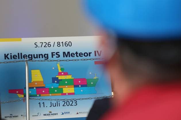 News Bilder des Tages Vor-Ort-Pressetermin am Dienstag (11.07.2023) in der Hanse- und Universitätsstadt Rostock Ortsteil Warnemünde auf der örtlichen Neptunwerft zur Kiellegung für das Forschungsschiff Meteor IV mit der Staatssekretärin im Bundesministerium für Bildung und Forschung Judith Pirscher. Die Werft wurde 1850 gegründet. Sie gehört seit 1997 zur Meyer Neptun Gruppe. Die baut an der Warnow insbesondere Flusskreuzfahrtschiffe und Spezialschiffe. Nun wurde mit der Montage der Meteor ein weiterer Schiffsneubau gestartet. Dieser wird künftig eine Länge von etwa 125 Meter und eine Vermessung von ca.10.000 BRZ haben und soll 2026 abgeliefert werden.