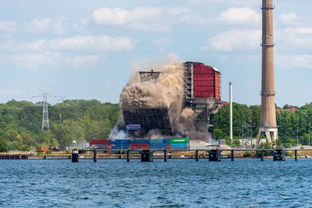 News Themen der Woche KW28 News Bilder des Tages Kiel, Deutschland, 11. Juli 2023, Sprengung des alten Kesselhauses vom ehemaligen Kieler Kohlekraftwerk. Unplanmäßig blieb die alte Anlage zur Rauchgasentstickung stehen *** Kiel, Germany, July 11, 2023, blasting of the old boiler house from the former Kiel coal-fired power plant Unscheduled stop of the old flue gas denitrification plant