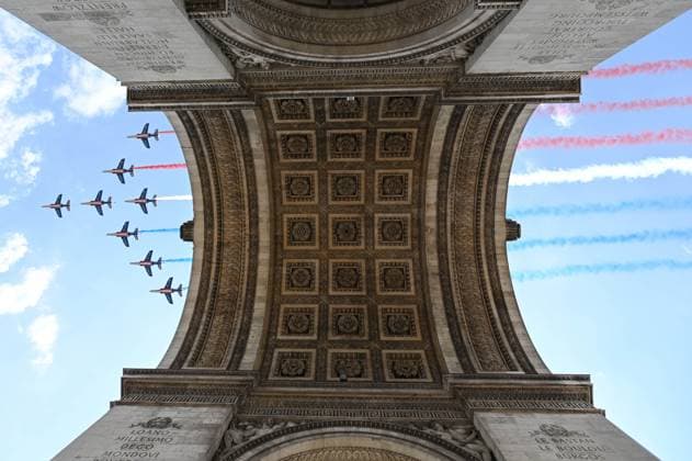 Bilder des Jahres 2023, News 07 Juli News Themen der Woche KW28 News Bilder des Tages Rehearsals For The Opening Flypast For The Bastille Day - Paris Illustration of the Patrouille de France during rehearsals for the opening flypast for the July 14th national holiday under the Arc de Triomphe in Paris on July 11, 2023. Photo by Tomas Stevens ABACAPRESS.COM Paris France  Copyright: xStevensxTomas ABACAx 860339_002 StevensxTomas ABACAx 860339_002