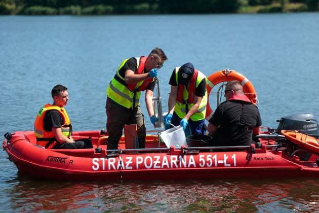 News Themen der Woche KW28 News Bilder des Tages July 11, 2023, Wroclaw, Wroclaw, Poland: On July 11, 2023, a water purity test in the Oder River was carried out near WrocAöaw. in PIC: Measles purity test on the river. Wroclaw Poland - ZUMAz123 20230711_zip_z123_021 Copyright: xKrzysztofxZatyckix