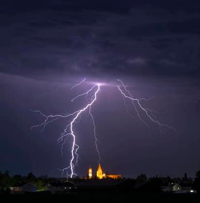 11.07.2023, Sommer-Gewitter, Hitze und hohe Temperaturen, danach kommen schwere Gewitter. Blitze Zucken in den hohen Gewitterwolken am Himmel über der Kurstedt Bad Wörishofen im Unterallgäu (Bayern). Ein Blitz schlägt in den Kirchturm von der Pfarrkirche St. Justina ein. 11.07.2023, Sommer-Gewitter 11.07.2023, Sommer-Gewitter *** 11 07 2023, summer thunderstorms, heat and high temperatures, followed by heavy thunderstorms lightning twitching in the high thunderclouds in the sky above the Kurstedt Bad Wörishofen in Unterallgäu Bavaria lightning strikes the steeple of the parish church St Justina 11 07 2023, summer thunderstorms 11 07 2023, summer thunderstorms