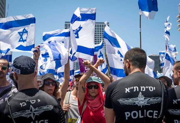 Bilder des Jahres 2023, News 07 Juli News Themen der Woche KW28 News Bilder des Tages (230711) -- TEL AVIV, July 11, 2023 -- People confront police during a protest against the government s plan to overhaul the judiciary in Tel Aviv, Israel, on July 11, 2023. Tens of thousands of Israeli protesters staged rallies across the country on Tuesday, in the largest weekday protest in months against the hard-right government s plan to overhaul the judiciary. ) ISRAEL-TEL AVIV-JUDICIAL OVERHAUL-PROTEST ChenxJunqing 
